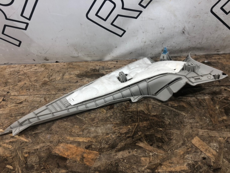 Обшивка стойки кузова задняя правая 6 GJ Обшивка стойки кузова задняя правая 6 GJ