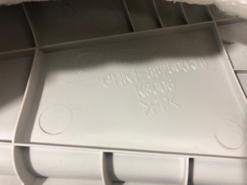 Обшивка стойки кузова задняя правая 6 GJ Обшивка стойки кузова задняя правая 6 GJ