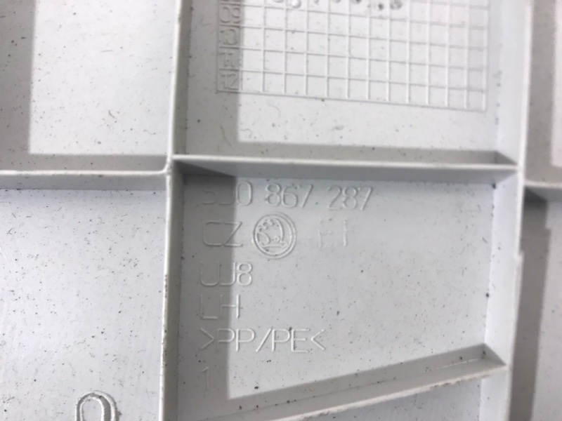 Обшивка стойки кузова задняя левая Fabia 2 Обшивка стойки кузова задняя левая Fabia 2