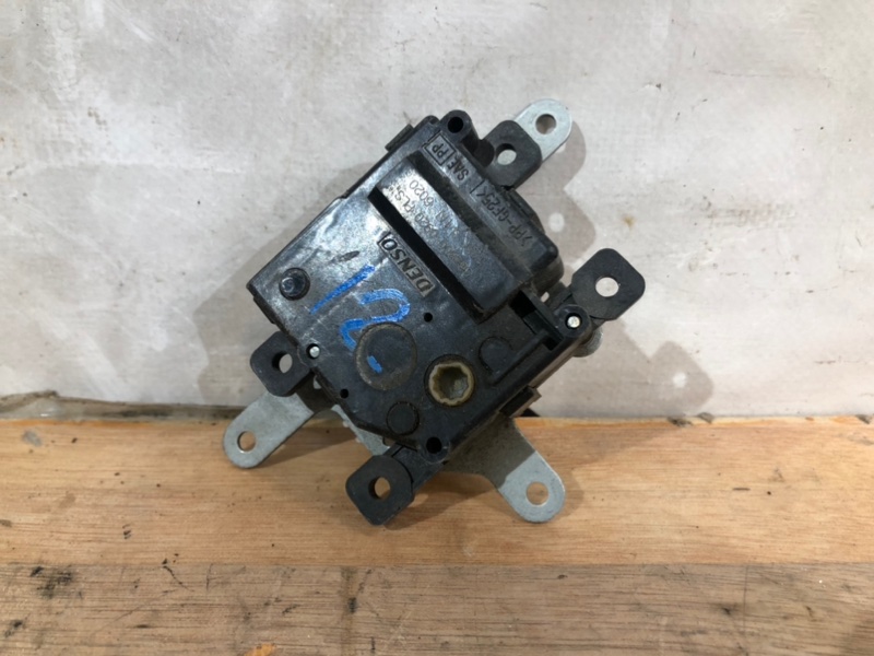 Сервопривод заслонок печки Lexus CT200H 1 0638000920 контрактная
