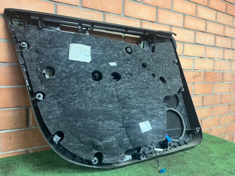 Обшивка двери передняя правая Touareg 2