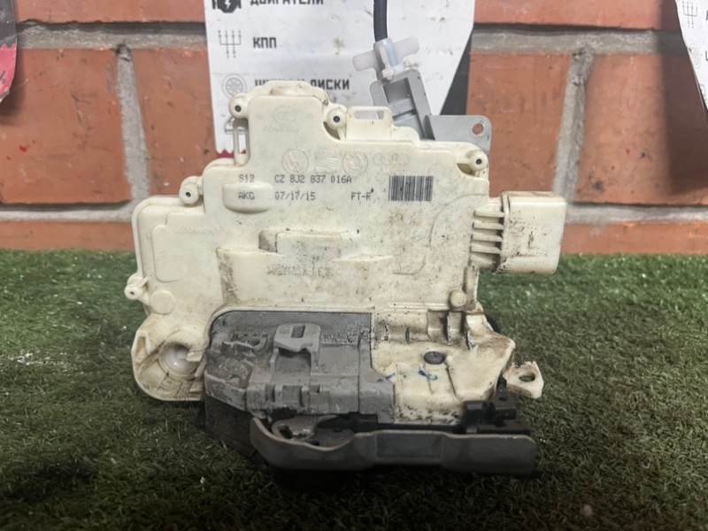 Замок двери передний правый Touareg 2