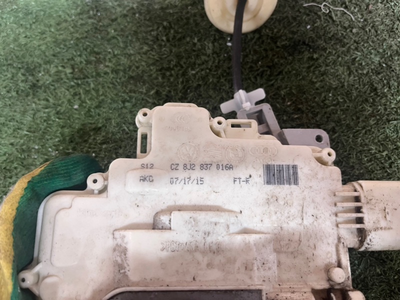 Замок двери передний правый Touareg 2