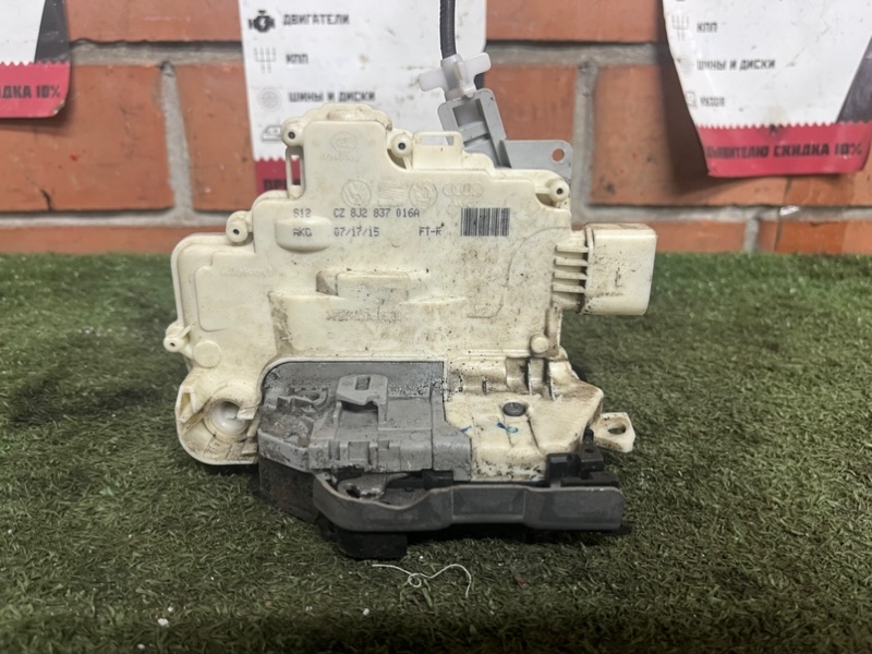 Замок двери передний правый Touareg 2