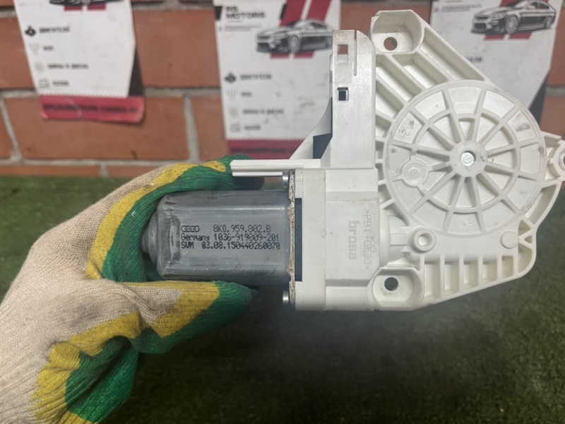 Моторчик стеклоподъемника передний правый Volkswagen Touareg 2 Моторчик стеклоподъемника передний правый Volkswagen Touareg 2