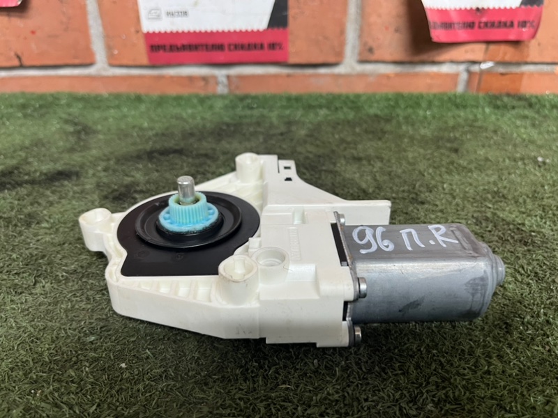 Моторчик стеклоподъемника передний правый Touareg 2 Моторчик стеклоподъемника передний правый Touareg 2