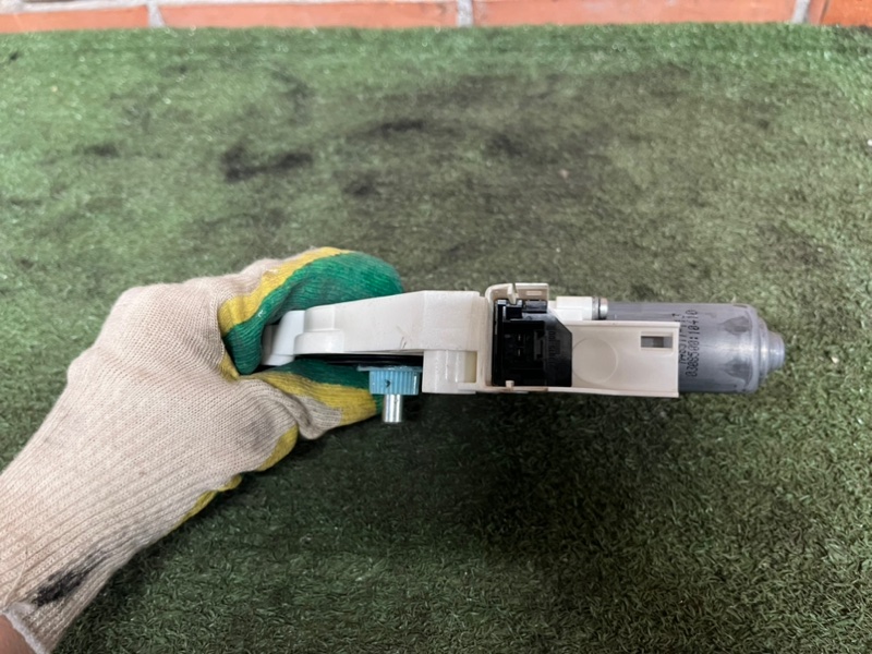 Моторчик стеклоподъемника передний правый Touareg 2 Моторчик стеклоподъемника передний правый Touareg 2