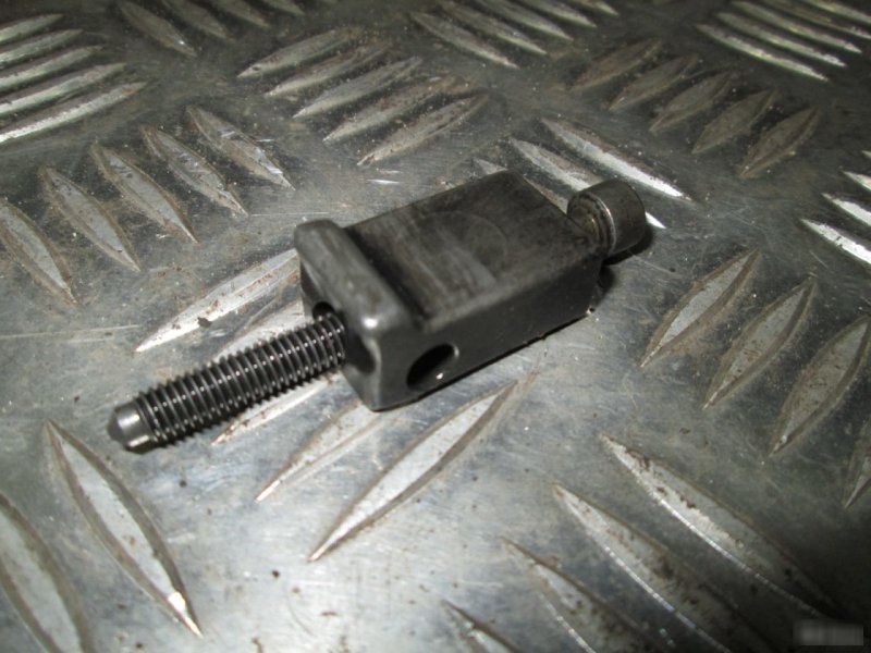 Скоба крепления форсунки Volkswagen 038130069B Б/У