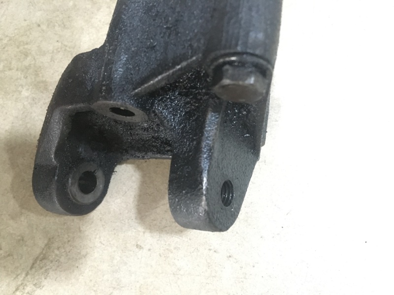 Кронштейн генератора передний левый Transporter 1990—1995 T4 AAB