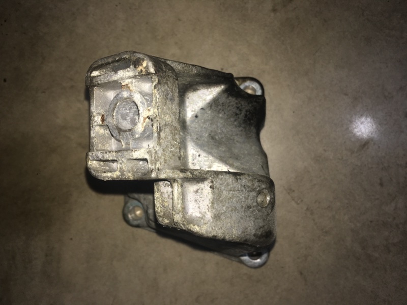 Кронштейн опоры двигателя правый Audi A8 4D0199308A контрактная
