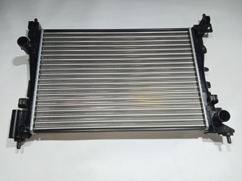 Запчасть радиатор охлаждения двигателя FIAT Grande Punto 2009 350A1000 FT2318 новая Радиатор охлаждения двигателя FIAT Grande Punto 2009 350A1000 FT2318 новая