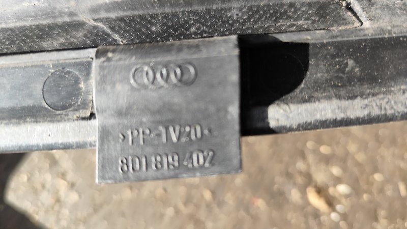 Решетка лобового стекла жабо Audi A4 B5