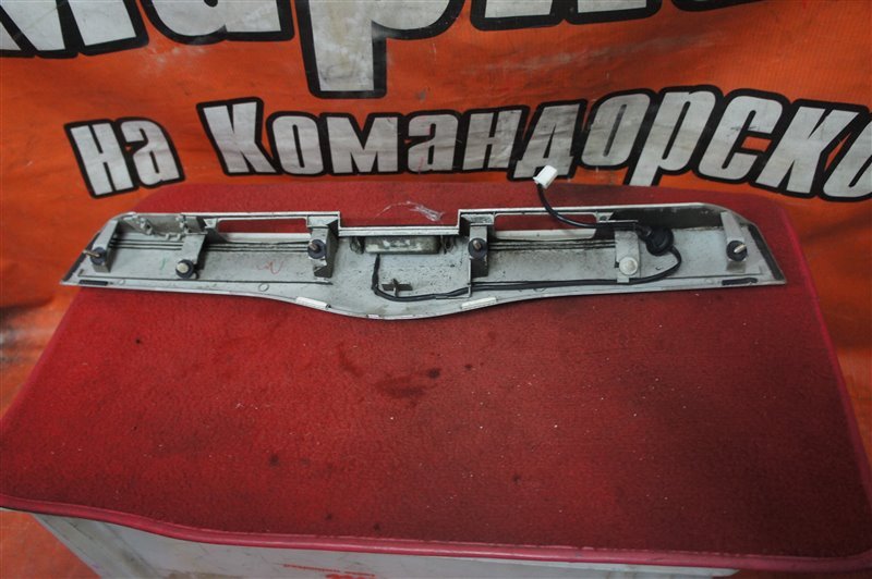 Накладка 5-й двери задняя PRIUS 2006 NHW20