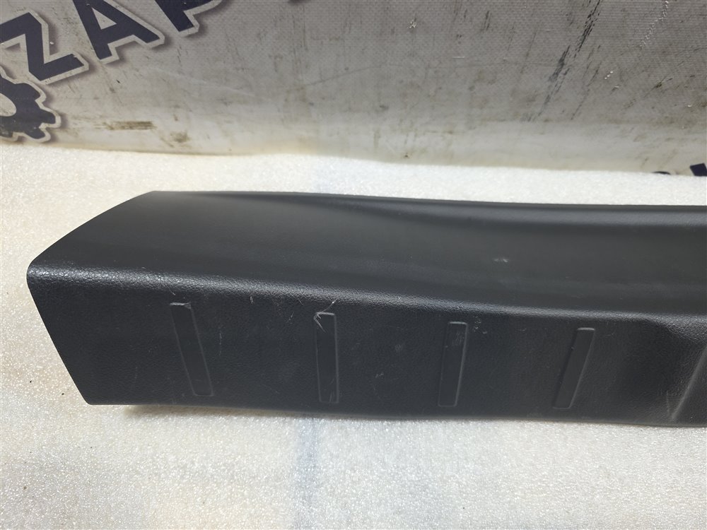 Накладка на замок багажника Mitsubishi Outlander GG2W 4B11 Накладка на замок багажника Mitsubishi Outlander GG2W 4B11