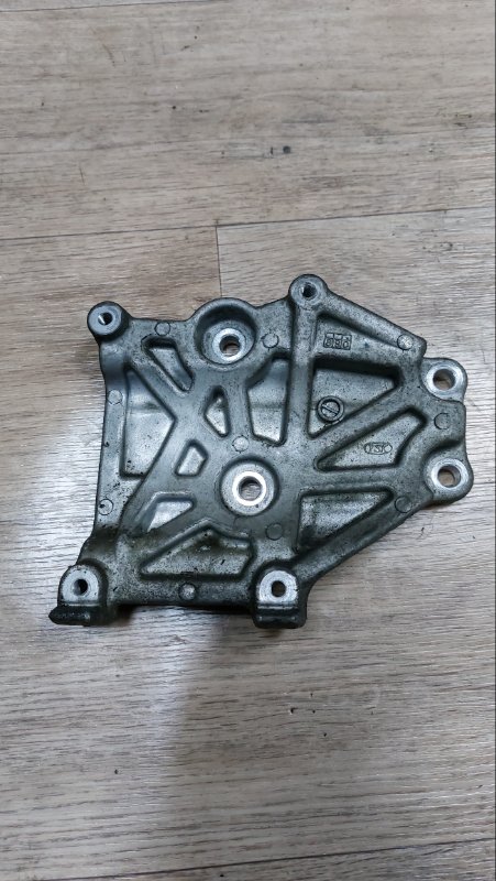 Кронштейн компрессора кондиционера Mitsubishi Dion 2001 CR6W 4G94 MR360567 контрактная