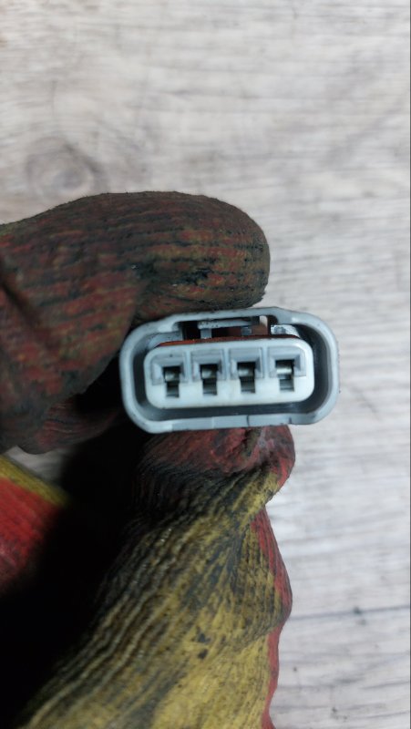 Разъём Isis 2005 ZNM10 1ZZ-FE