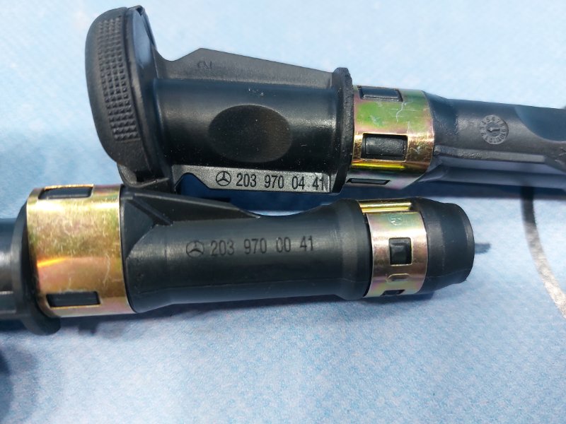 Направляющие подголовника заднее c-class 15/03/2006 w203 m272.920 2.5 Направляющие подголовника заднее c-class 15/03/2006 w203 m272.920 2.5