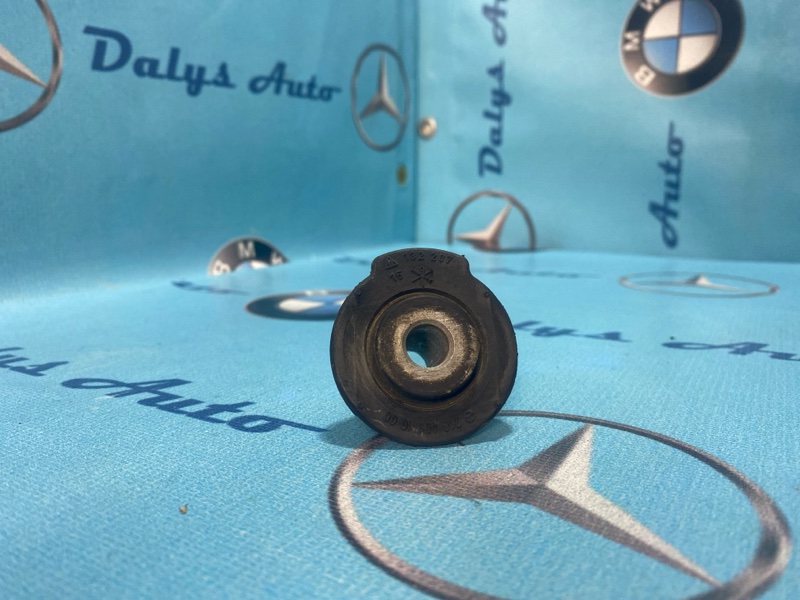 Сайлентблок рулевой рейки Mercedes-Benz E-class 05/07/1999 w210 m112.941 A2104631066 контрактная