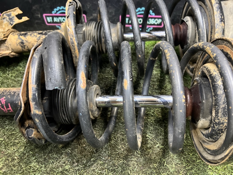 Стойка подвески передняя R’nessa 1998 PNN30 KA24DE