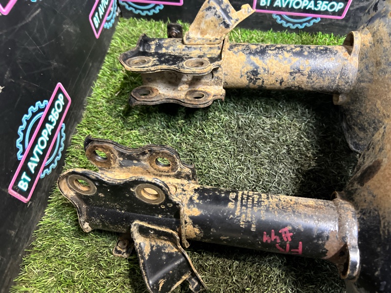 Стойка подвески передняя R’nessa 1998 PNN30 KA24DE