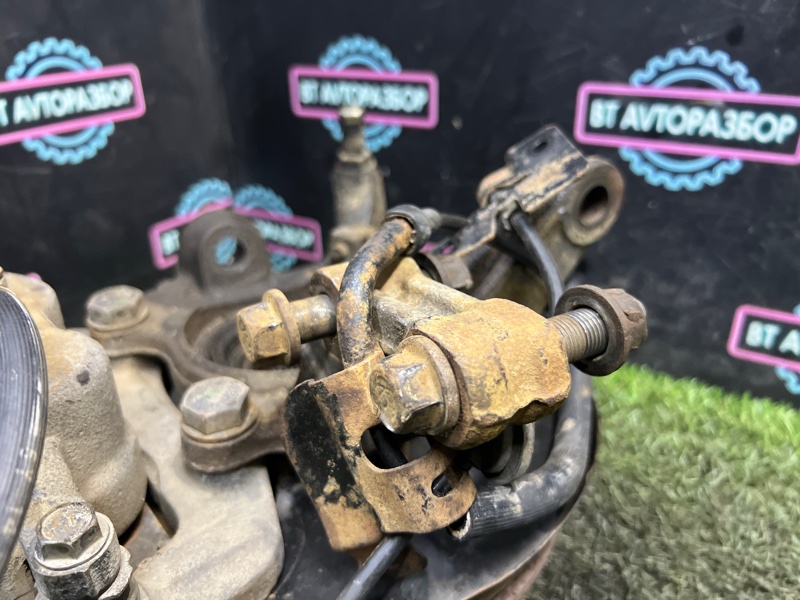 Кулак поворотный передний левый R’nessa 1998 PNN30 KA24DE