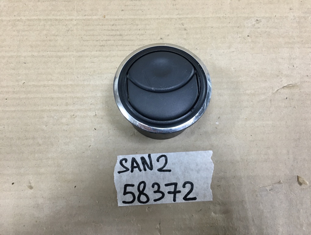 Дефлектор воздушный Renault Sandero Stepway 2 687600913R Б/У