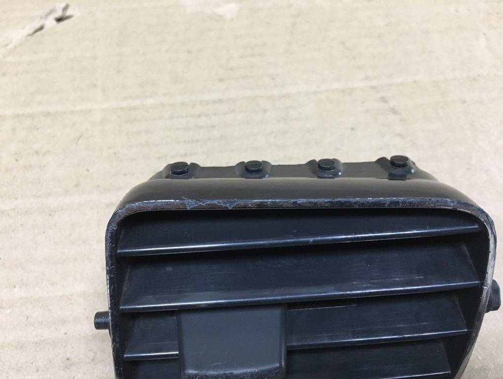 Дефлектор воздушный правый Renault Sandero Stepway 2 Дефлектор воздушный правый Renault Sandero Stepway 2