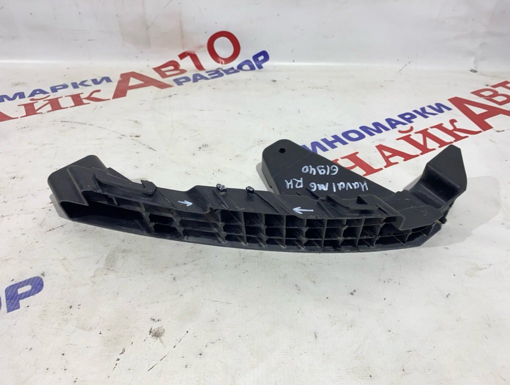 Кронштейн фары передний правый M6