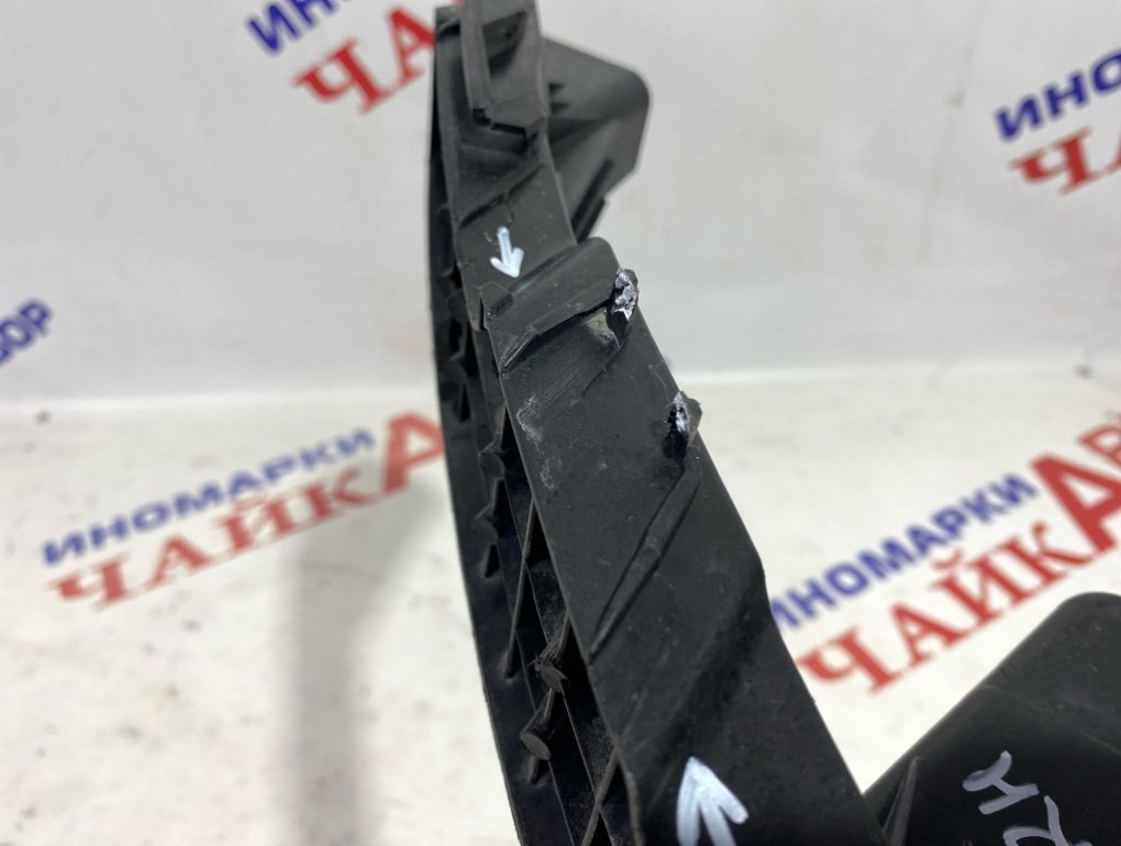 Кронштейн фары передний правый M6