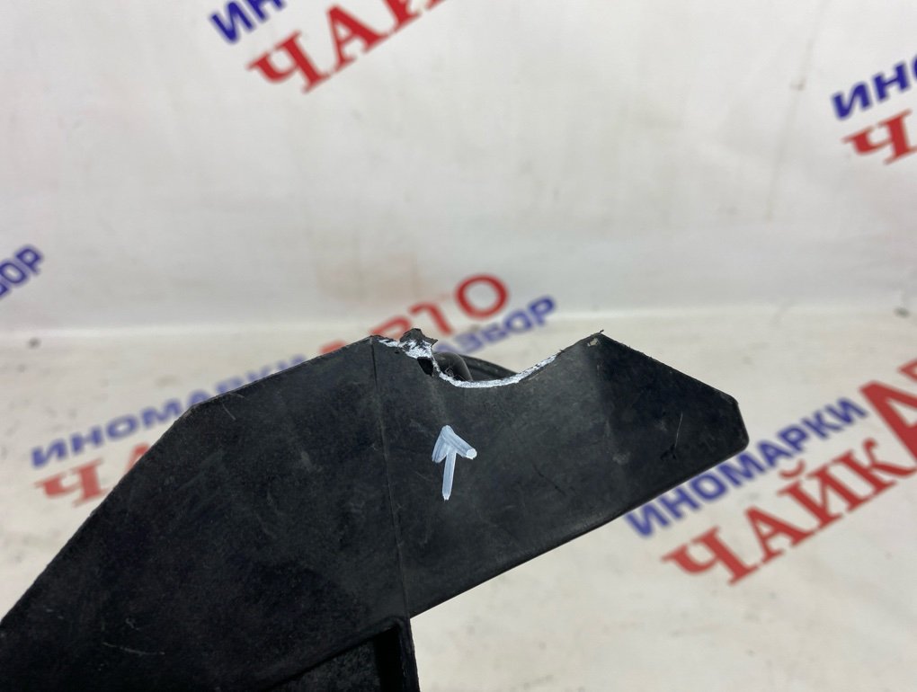 Кронштейн фары передний правый M6