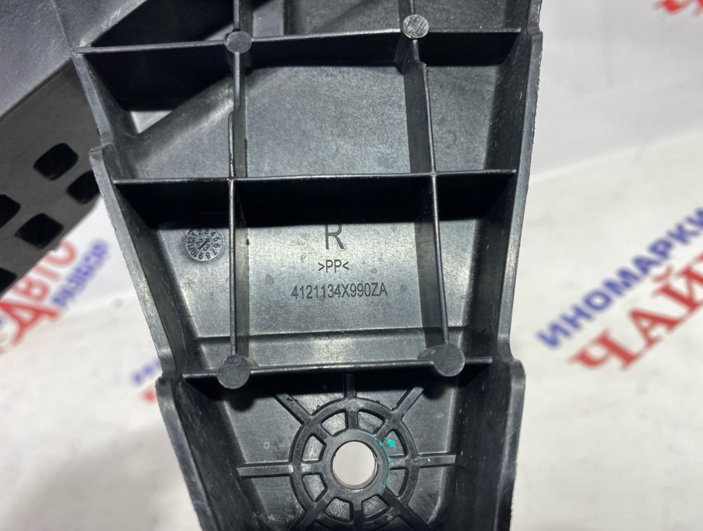 Кронштейн фары передний правый M6