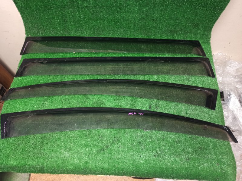 Ветровик Toyota Estima MCR40 Ветровик Toyota Estima MCR40