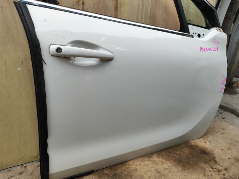 Дверь передняя правая Peugeot 208 CC5