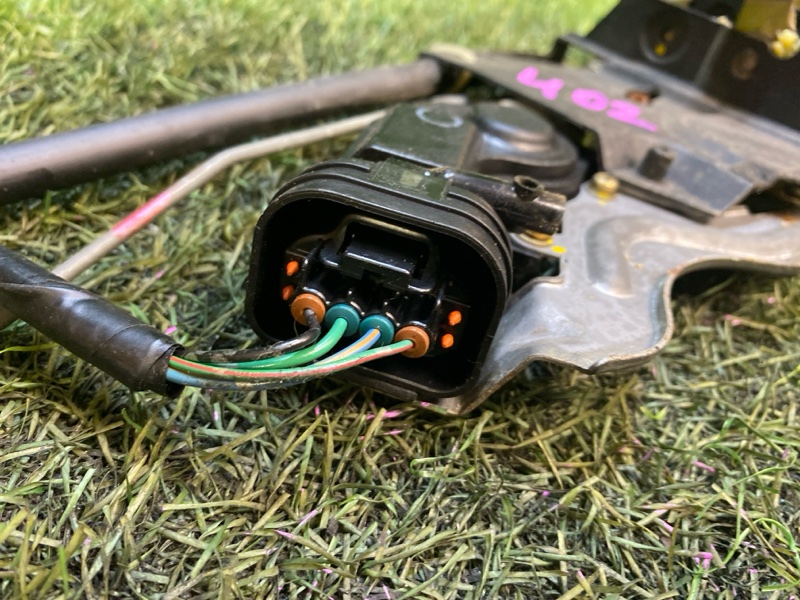 Замок двери задний левый TOYOTA MARK II GX100