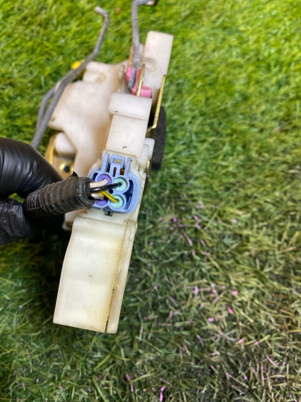 Замок двери передний правый NISSAN TERRANO PR50