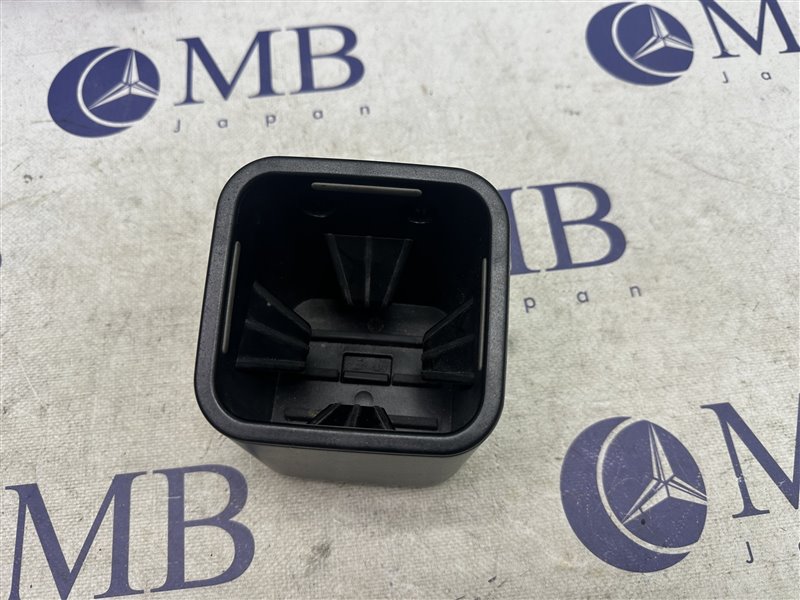Подстаканник Mercedes-Benz CLS-Class W219 2005 W219 C219 113.967 A2196800114 контрактная