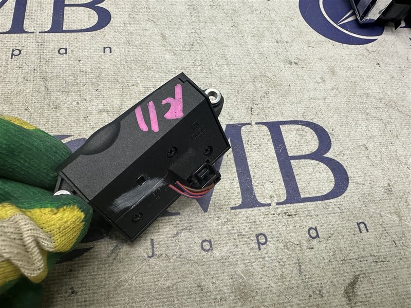 Кнопка управления рулевой колонкой A6 2005 C6 BDW