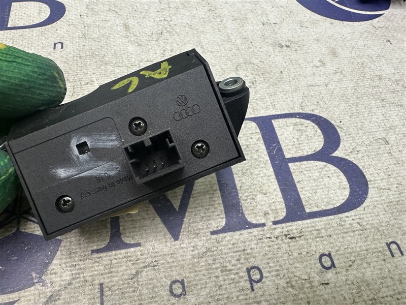 Кнопка управления рулевой колонкой A6 2005 C6 BDW