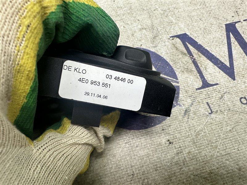 Кнопка управления рулевой колонкой A6 2005 C6 BDW