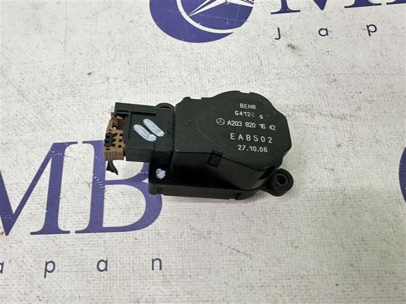 Сервопривод заслонок печки Mercedes-Benz E-Class W211 2006 W211 642.920 A2038201642 контрактная
