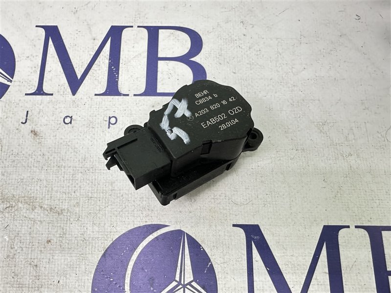 Сервопривод заслонок печки Mercedes-Benz C-Class W203 2004 W203 112.912 A2038201642 контрактная