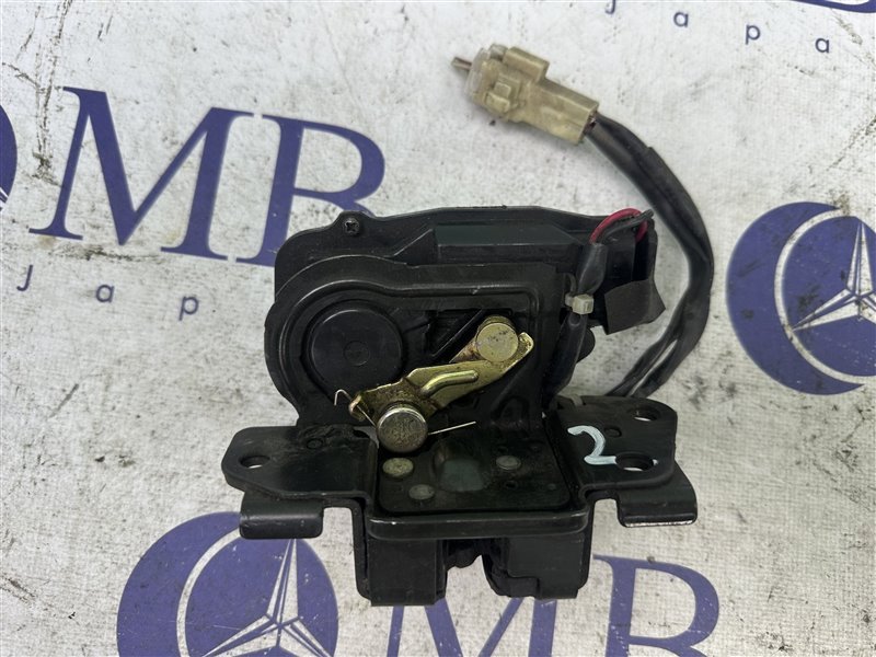 Замок багажника задний Toyota Prius 2004 NHW20 1NZ 6935047010 контрактная