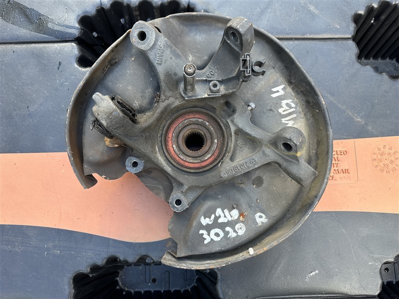 Поворотный кулак задний правый Mercedes-Benz E-Class W210 1999 W210 112.911 A2103504508 контрактная