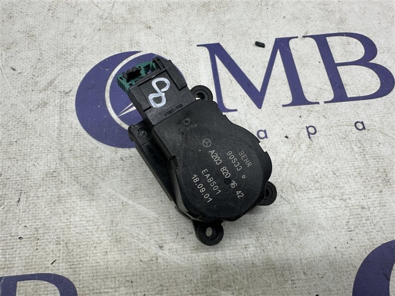 Сервопривод заслонок печки Mercedes-Benz C-Class W203 C32 AMG 2001 w203 112.961 A2038201642 контрактная