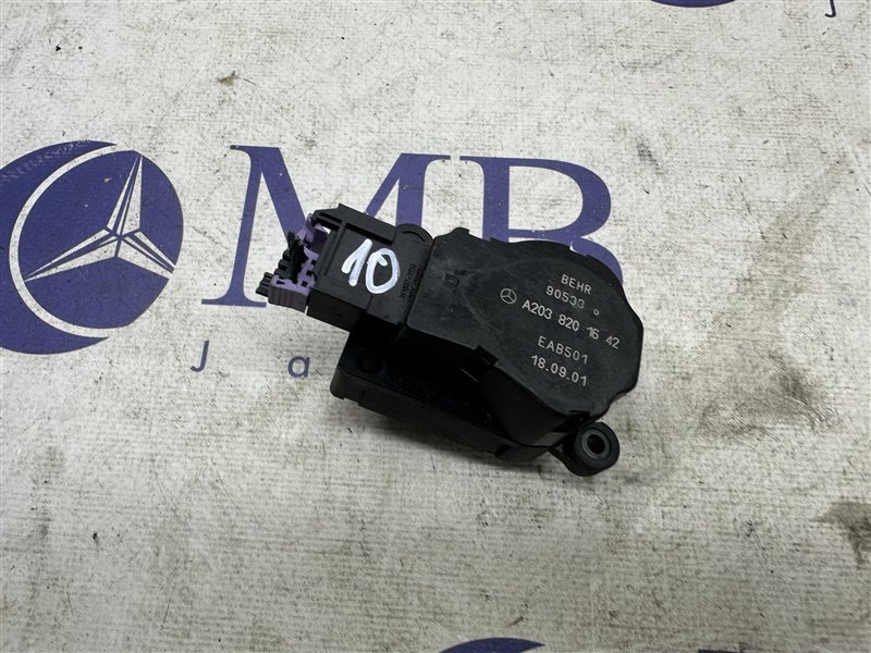 Сервопривод заслонок печки Mercedes-Benz C-Class W203 C32 AMG 2001 w203 112.961 A2038201642 контрактная