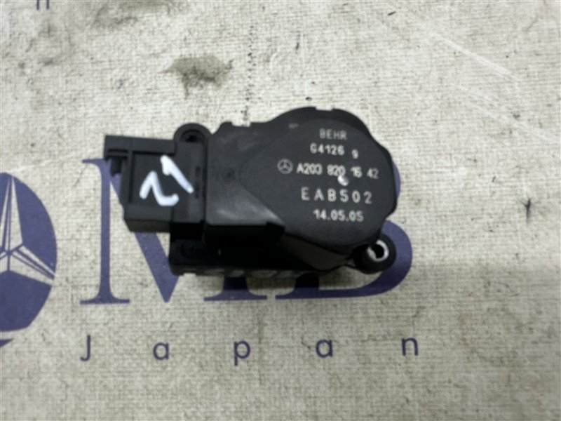 Сервопривод заслонок печки Mercedes-Benz E-Class W211 2005 W211 113.967 A2038201642 контрактная