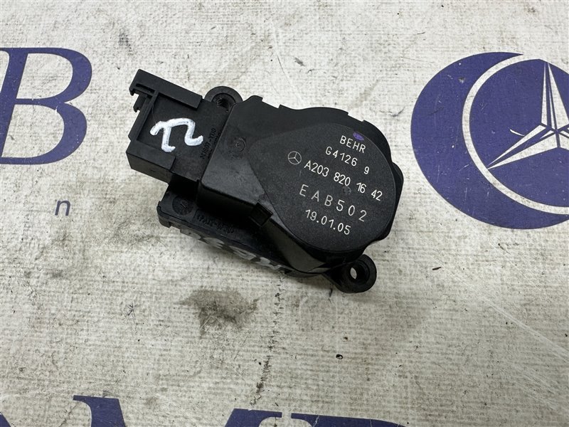 Сервопривод заслонок печки Mercedes-Benz CLS-Class W219 2005 W219 C219 113.967 A2038201642 контрактная