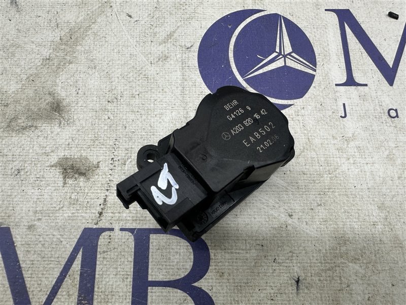Сервопривод заслонок печки Mercedes-Benz E-Class W211 2006 W211 272.964 A2038201642 контрактная