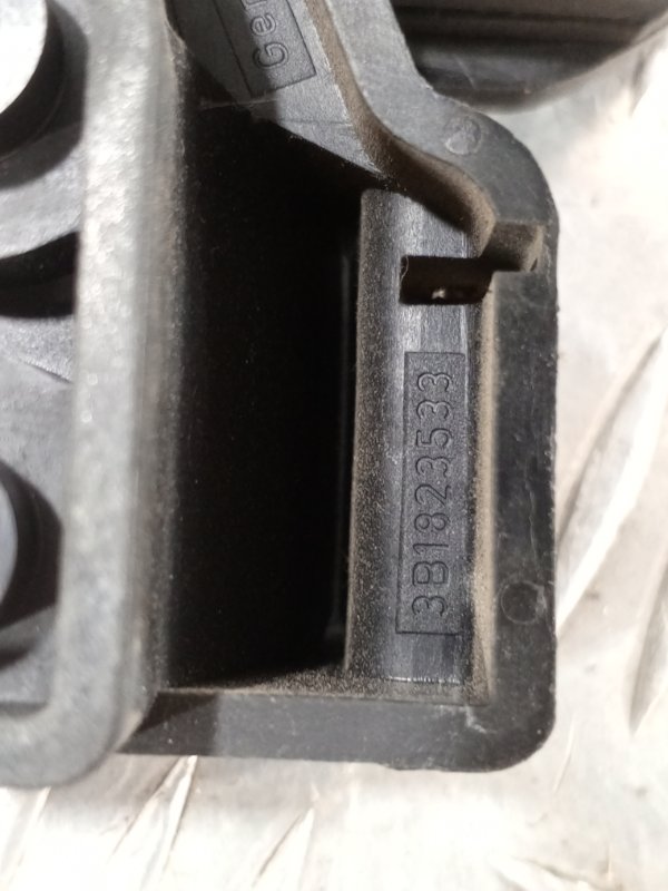 Ручка открывания капота Passat 1999 B5 2.3 AGZ Ручка открывания капота Passat 1999 B5 2.3 AGZ