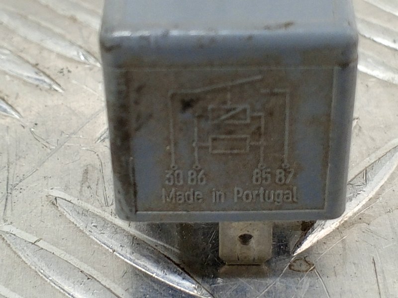 Реле Passat 1999 B5 2.3 AGZ